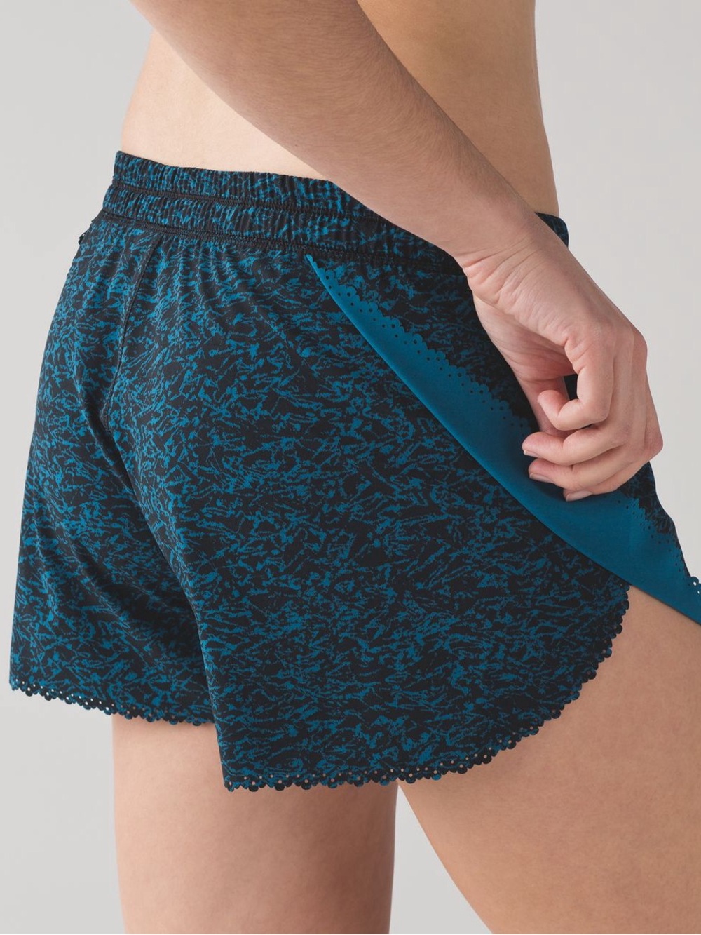 Lululemon Hit It Short Women’s 2 Blue Black 3.5" Stretch Running Unlined